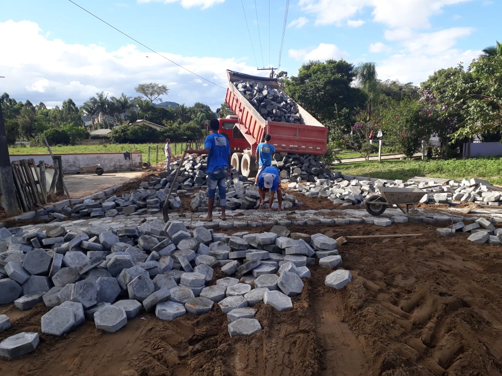 As obras de pavimentação da Rua Silvio Rampelotti ja iniciaram